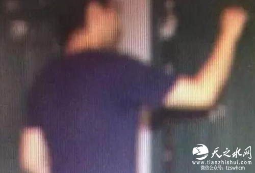 男子深夜敲门寻