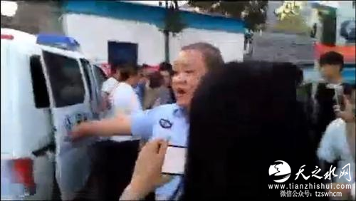 郑州警察被曝不准围观者拍照 警方：妨碍公务