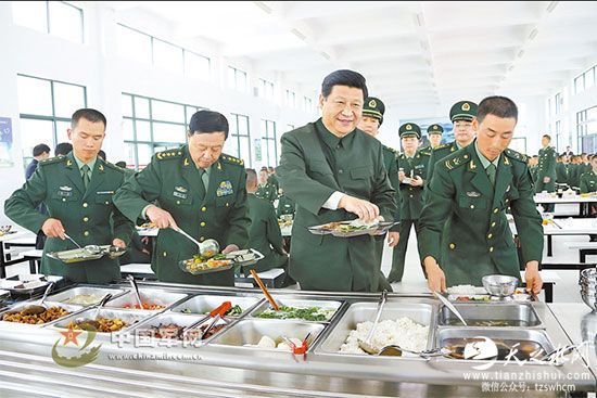 2012年12月10日，中共中央总书记、中共中央军委主席习近平在广州军区某装步营，与官兵共进午餐。记者周朝荣摄