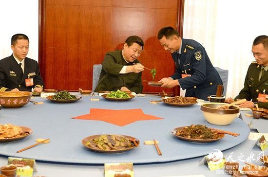 习近平与官兵吃&ldquo;红军饭&rdquo;，为官兵夹菜。据中国军网/军报记者 