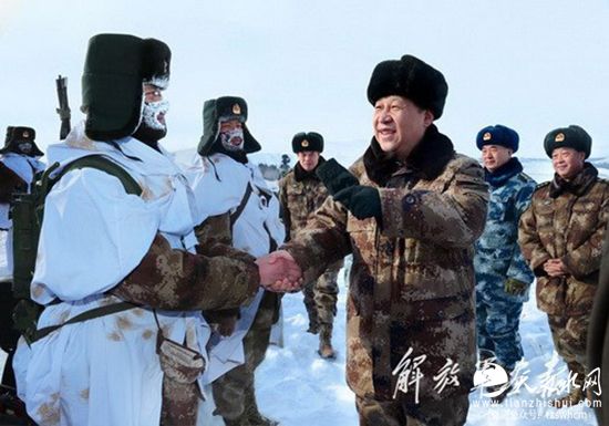 2014年1月26日，习近平来到祖国边疆的内蒙古阿尔山，冒着摄氏零下30多度的严寒，迎风踏雪慰问在边防线上巡逻执勤的官兵。