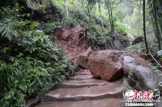 暴雨滑坡致青神中岩景区建筑损毁7名游客成功疏散