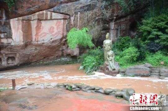 四川一景区建筑因暴雨遭损毁 7名游客成功疏散