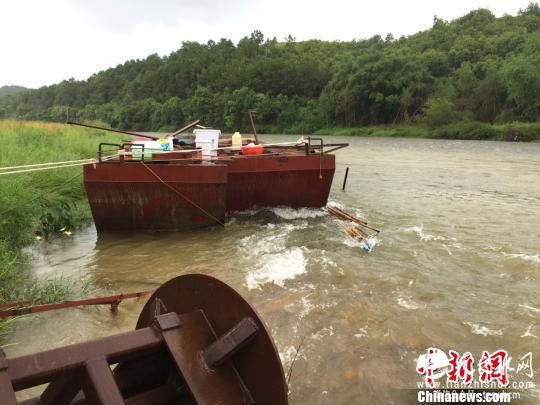 台风致广西震区暴雨倾盆 武警官兵加紧排除险情