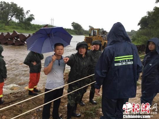 台风致广西震区暴雨倾盆 武警官兵加紧排除险情
