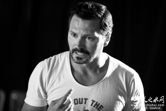 B5)$MROHJDYFZ[IM{TQXU97