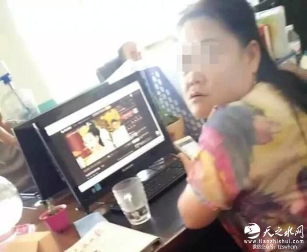 陕西两公务员上班时追剧 对前来办事者不理不睬
