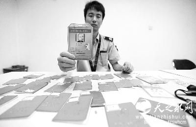 10名老人在北京地铁站内集体冲卡逃票