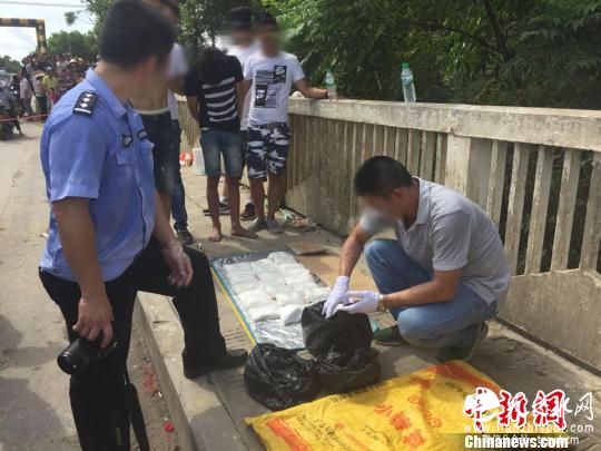 广西侦破特大团伙武装贩毒案 毒贩跳江逃窜被擒