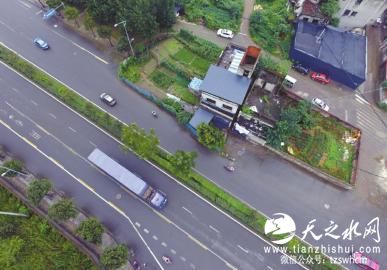 成都钉子户路中立8年 车辆屡冲进院房主不敢乘凉