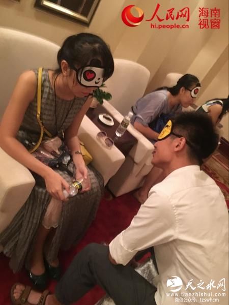 海南首现“黑暗约会” 男女蒙眼聊天诉钟情(图)
