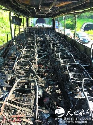 广东载44人大巴高速路上自燃 被烧成铁架(图)
