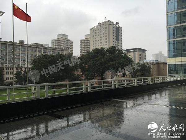 今天7时30分左右，位于海淀区的中国气象局院内已出现明显降雨