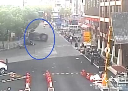 上海：轿车侧翻出来4个醉鬼 都不承认是司机(图)