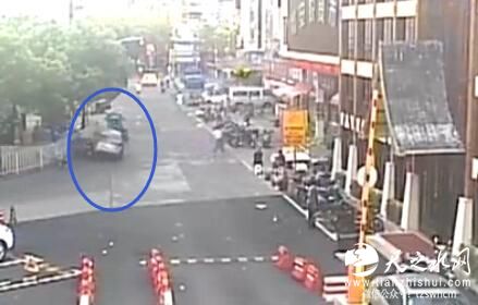 上海：轿车侧翻出来4个醉鬼 都不承认是司机(图)