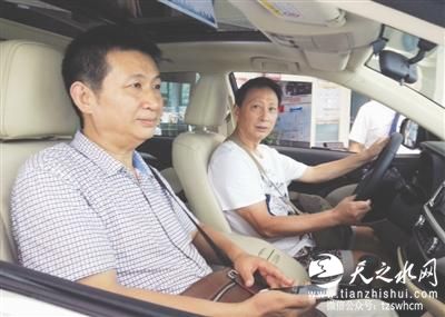 陈满（左）和哥哥陈忆正在选车