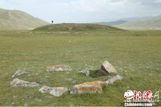 远看新疆巴音布鲁克草原墓群。丝绸之路天山道科考队供图摄