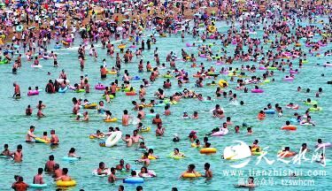 青岛2天7个浴场迎客110.6万 一浴场现"下饺子"