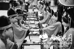 山西文庙举行汉式集体婚礼 22对新人“洗手洁面”