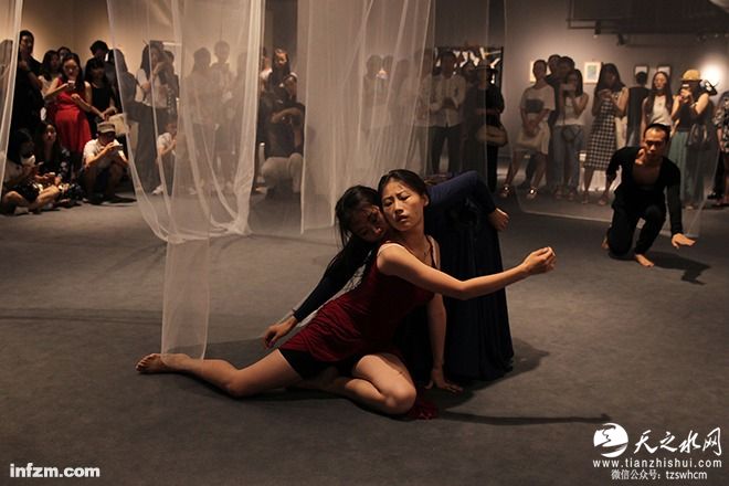 舞蹈家莎日娜把日本女诗人的诗歌《自线而生的人们&middot;来》，改编成了一段自己的过去、现在与未来互相对话的舞蹈。（苏冠名/图）