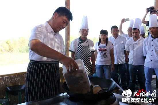新疆博湖县委书记网络直播做鱼助宣传 网友：够拼