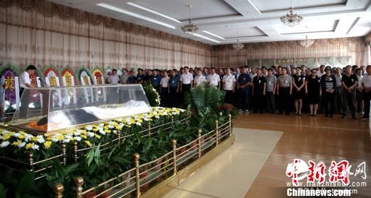 内蒙古一名城管因公猝死家中留下不满周岁“龙凤胎”