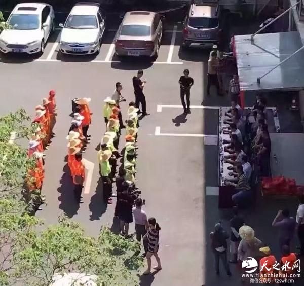 网曝江西环卫工顶烈日接受慰问：领导坐在阴凉处