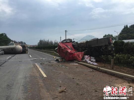 杭瑞高速云南境内发生危化品车撞车事故致2死1伤