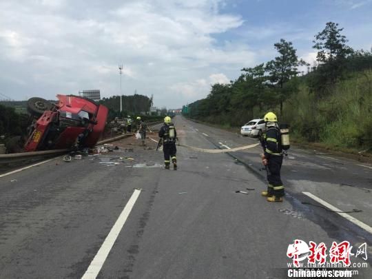 云南境内一高速发生危化品车撞车事故 致2死1伤