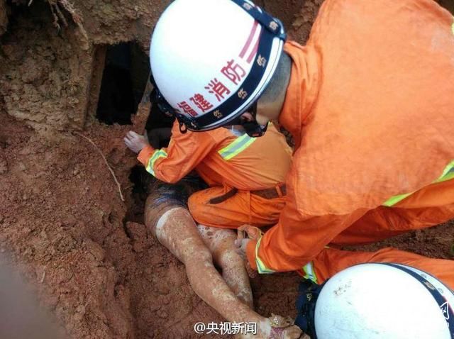 台湾旅游大巴遇山体滑坡致1死 22人从天窗逃出