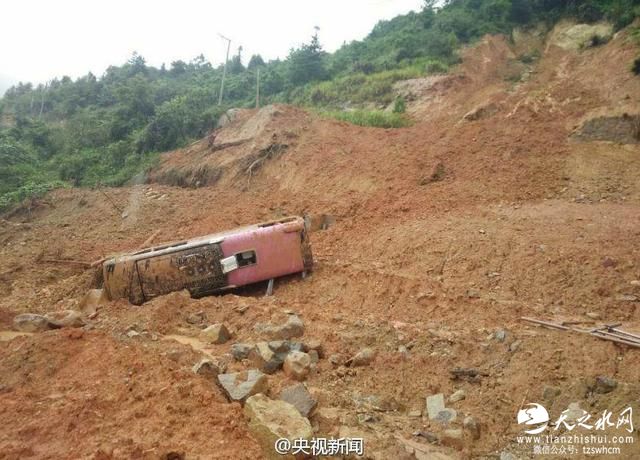 台湾旅游大巴遇山体滑坡致1死 22人从天窗逃出