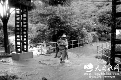 北京暴雨引发山洪转移3584人 山洪断桥营救者被困