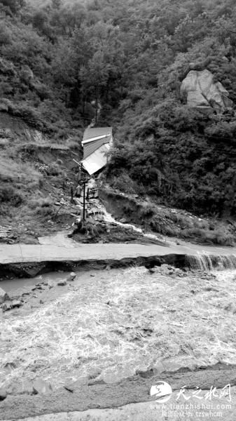 北京暴雨引发山洪转移3584人 山洪断桥营救者被困