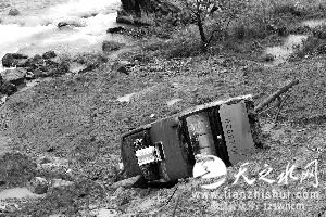 台旅游大巴福建翻车1人遇难 伤者称幸亏村民赶来