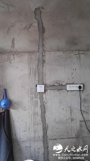 甘肃定西地震安置房被指豆腐渣工程 墙砖可抽出