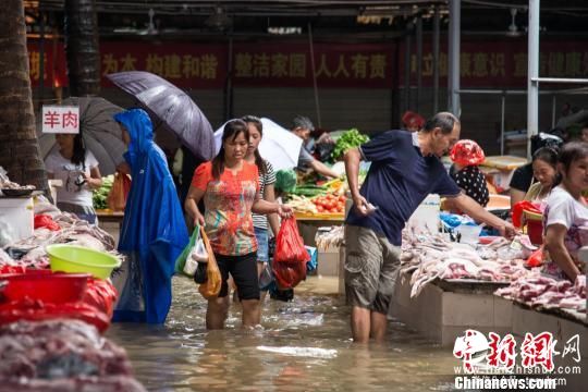 台风“电母”携暴雨袭海口 城市出现严重内涝