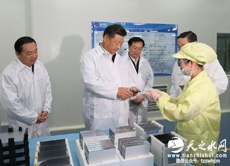 习近平冒雨考察易地扶贫搬迁新村建设情况