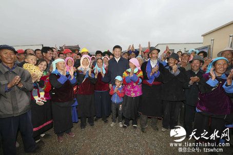 习近平冒雨考察易地扶贫搬迁新村建设情况