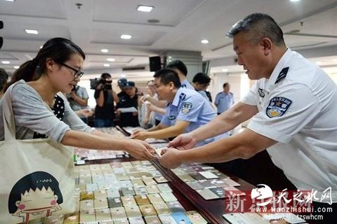 北京警方打掉盗销一条龙团伙 起获500余部手机