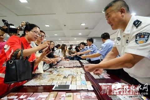 北京警方打掉盗销一条龙团伙 起获500余部手机