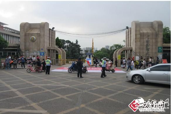 云南昆明交警多措并举 筑牢校园周边交通安全网 