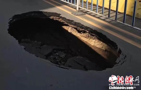 兰州主城区路面再现塌陷大坑深约3米（图）