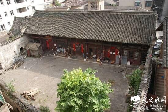 贵州民国民居遭强拆 挖掘机碾压着遗址继续施工