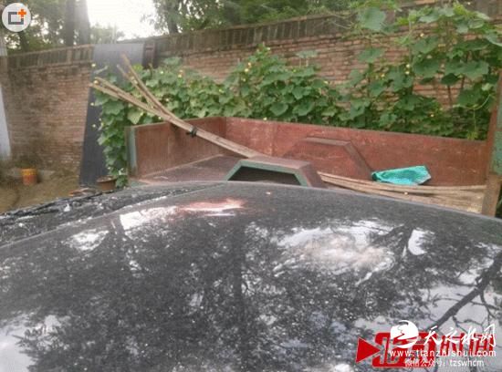 孟凡英价值24万元的迈腾汽车，天窗被砸的粉碎，车身多处凹痕。