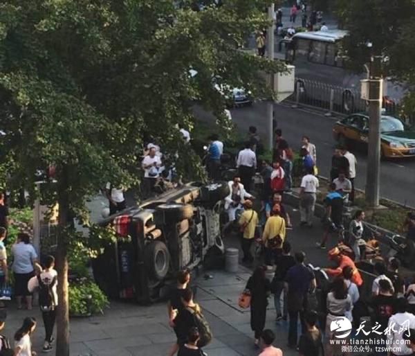 北京一越野车失控冲入辅道致4伤 肇事者被控制