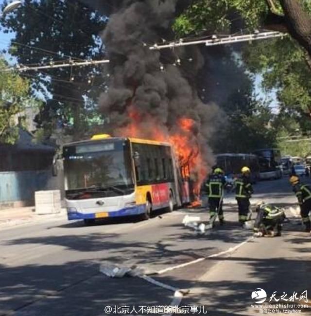 北京西四大街一公交车起火 现场传出爆炸声(图)