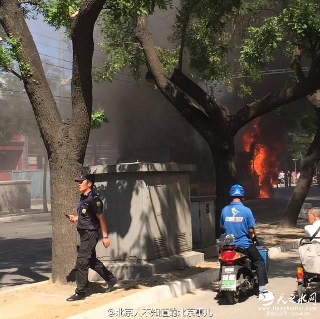 北京西四大街一公交车起火 现场传出爆炸声(图)
