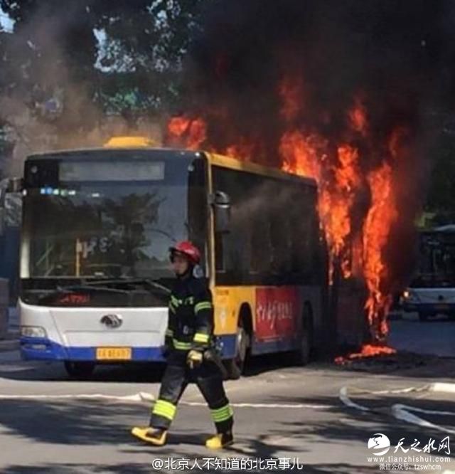 北京西四大街一公交车起火 现场传出爆炸声(图)