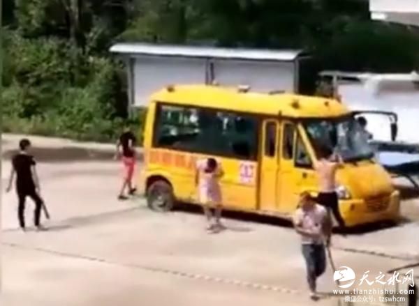 湖南多人持砍刀冲入幼儿园砸校车续：已抓获6人