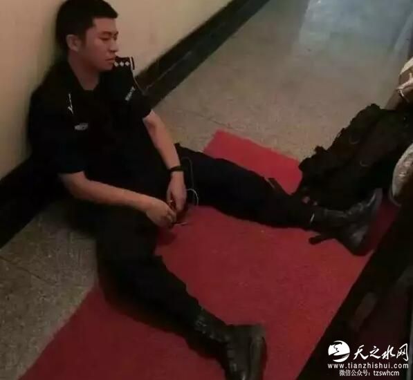 武汉特警清晨归家睡屋外 只因不忍惊扰妻儿(图)